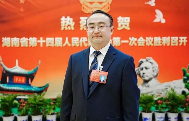 張家界市桑植縣委副書記、縣長梁高武：“喊”回10萬老鄉(xiāng)，和大家一塊過年